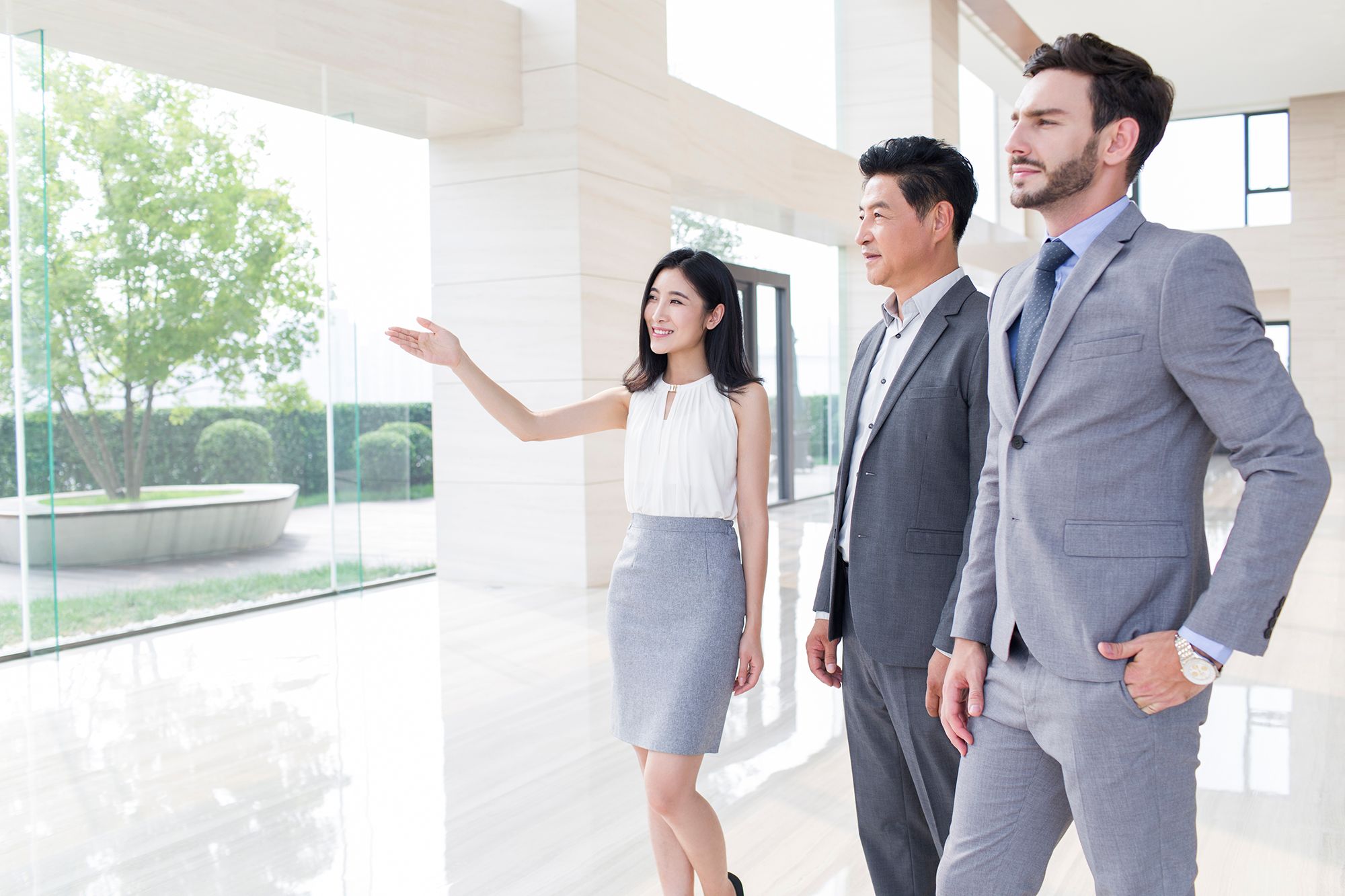 bat-dong-san-businessmen-and-businesswoman-talking-utc-section-0020