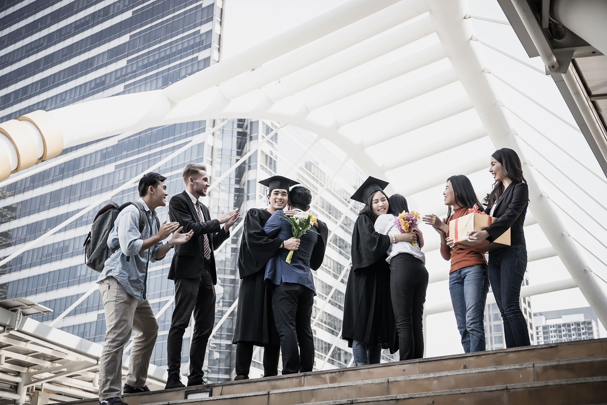 giao-duc-asian-students-graduate-being-congratulated-by-the-utc-section-0085