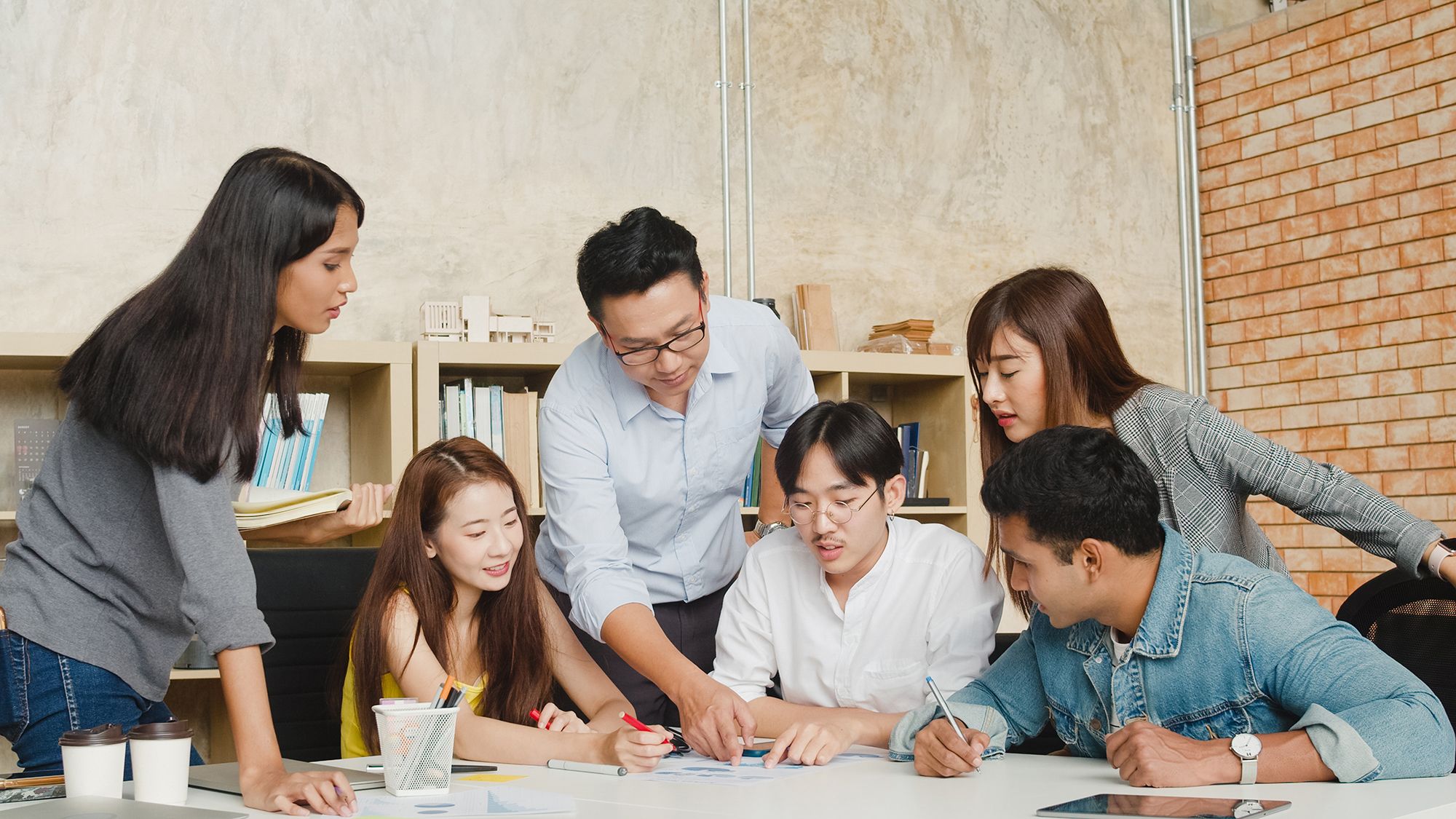 giao-duc-creative-people-in-casual-wear-meeting-brainstormi-utc-banner-0086