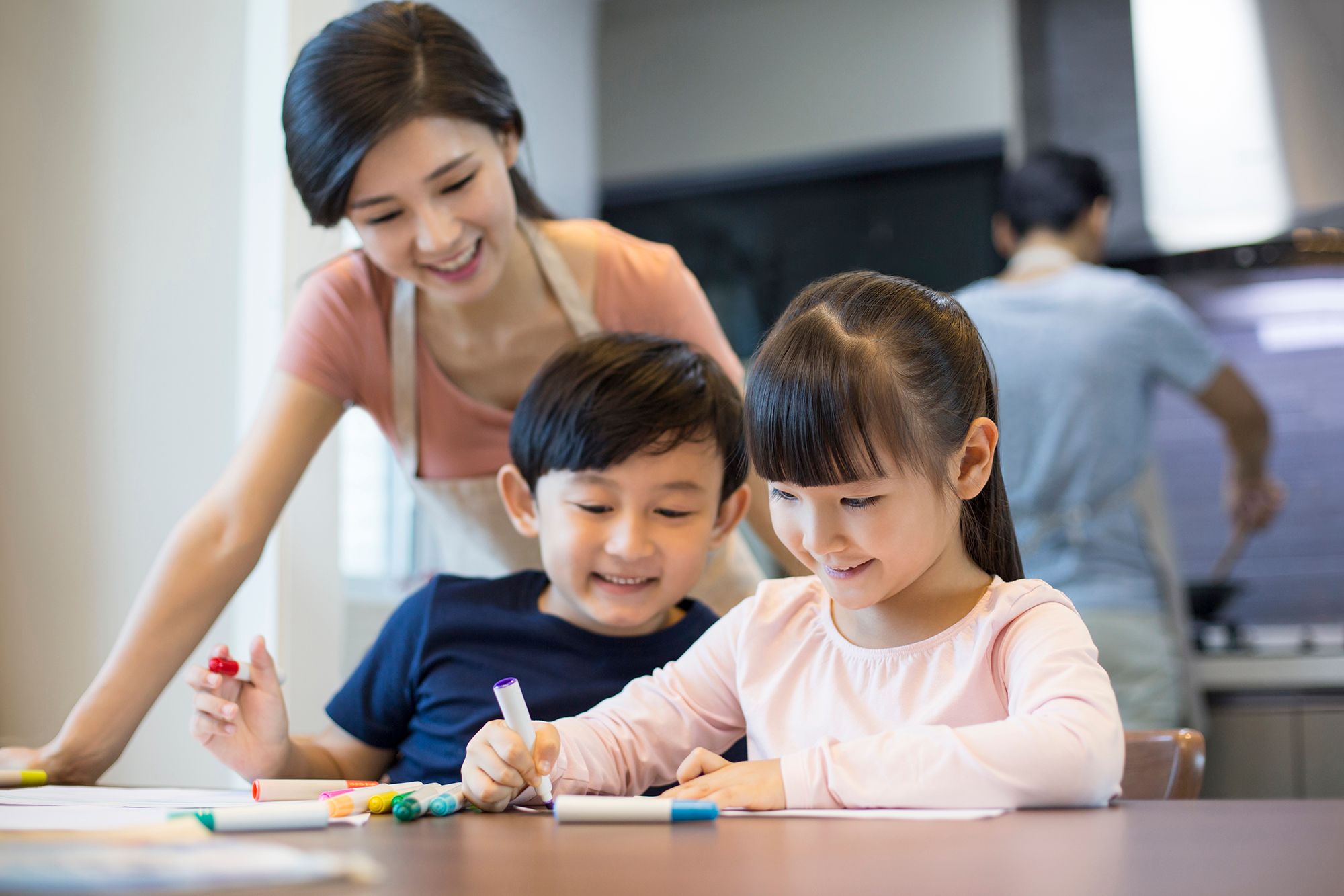 giao-duc-happy-siblings-drawing-pictures-together-at-home-utc-section-0091